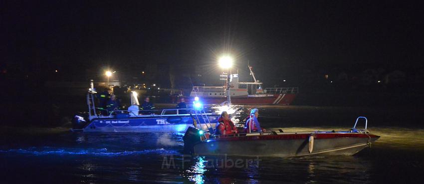 Einsatz BF Koeln PKW im Rhein Mondorf Hersel P143.JPG